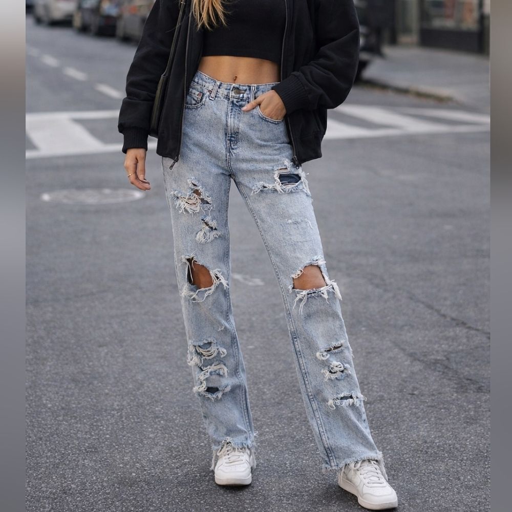 Vintage Levi’s 550 Distressed Light Wash High-Rise Mom Jeans 28×34